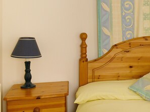 1 bedroom, cots/infant beds, bed sheets - Scenic Holiday Home in Lydbury With Garden (Lydbury North)