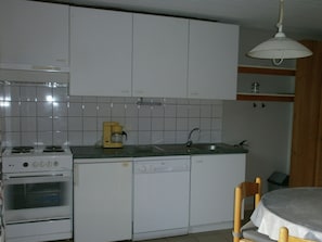 Private kitchen - Cozy Holiday Home with Fireplace near Malmédy (Malmedy)