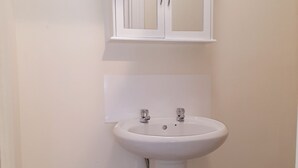 Apartment | Bathroom | Shower, towels - Enticing Apartment in Wimborne near Model Town (Wimborne)
