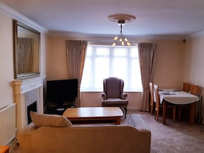 Apartment | Living room | Fireplace