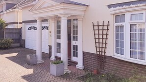 Exterior - Enticing Apartment in Wimborne near Model Town (Wimborne)