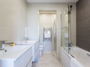 Bathroom - Cosy Holiday Home in London Near Dulwich and Brockwell Parks (London)