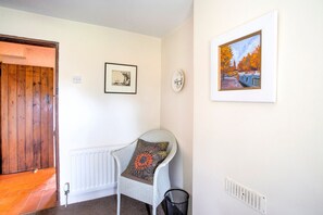 House | Reception - Vintage Holiday Home in Welshpool With Garden (Welshpool)