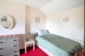 House | 4 bedrooms, individually furnished, iron/ironing board, bed sheets - Vintage Holiday Home in Welshpool With Garden (Welshpool)