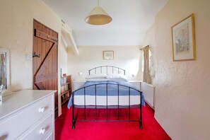 4 عدّة غرف نوم وطراز فريد لكل وحدة ومكواة/لوح كي وملاءات أسرّة