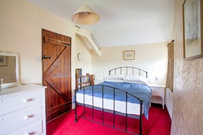 4 عدّة غرف نوم وطراز فريد لكل وحدة ومكواة/لوح كي وملاءات أسرّة