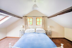 Casa | 4 habitaciones, muebles diferentes y tabla de planchar con plancha 