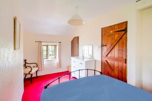 4 عدّة غرف نوم وطراز فريد لكل وحدة ومكواة/لوح كي وملاءات أسرّة