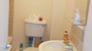 House | Bathroom - Lovely Holiday Home in Leeds near Roundhay Park (Leeds)