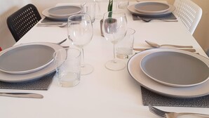 Dining - Lovely Holiday Home in Leeds near Roundhay Park (Leeds)