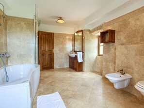 Villa | Bathroom | Combined shower/tub, towels