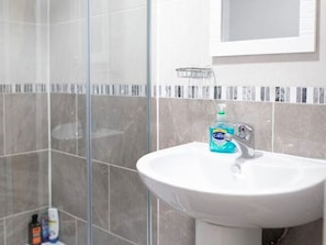 Apartment | Bathroom | Shower, towels