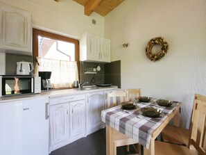 House | Private kitchen - Quaint Holiday Home in Gleznowo With Parasol (Darlowo)