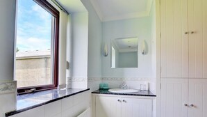 Bathroom - Traditional Holiday Home With Beautiful Views Over Meadows (Keighley)