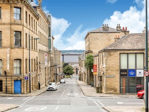 Exterior - Alluring Home in Bradford near University of Bradford (Bradford)