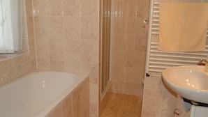 Huis | Badkamer | Een bad/douchecombinatie