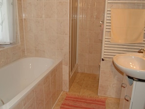 House | Bathroom | Combined shower/tub