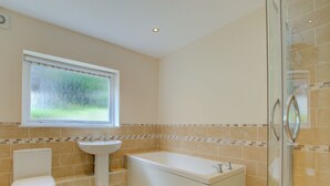 Bathroom - Spacious Holiday Home in Little Petherick With Garden (Wadebridge)