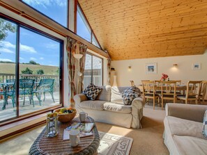 Living room - Spacious Holiday Home in Little Petherick With Garden (Wadebridge)
