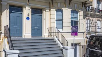 المنشأة من الخارج