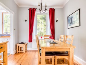 Dining - Quaint Holiday Home in Inverurie near Castle Fraser (Inverurie)