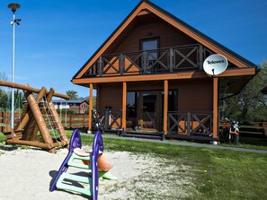 House | Children’s area - Lovely House Overlooking the Lake, Near the Sea, Ideal for 9 People (Mielno)