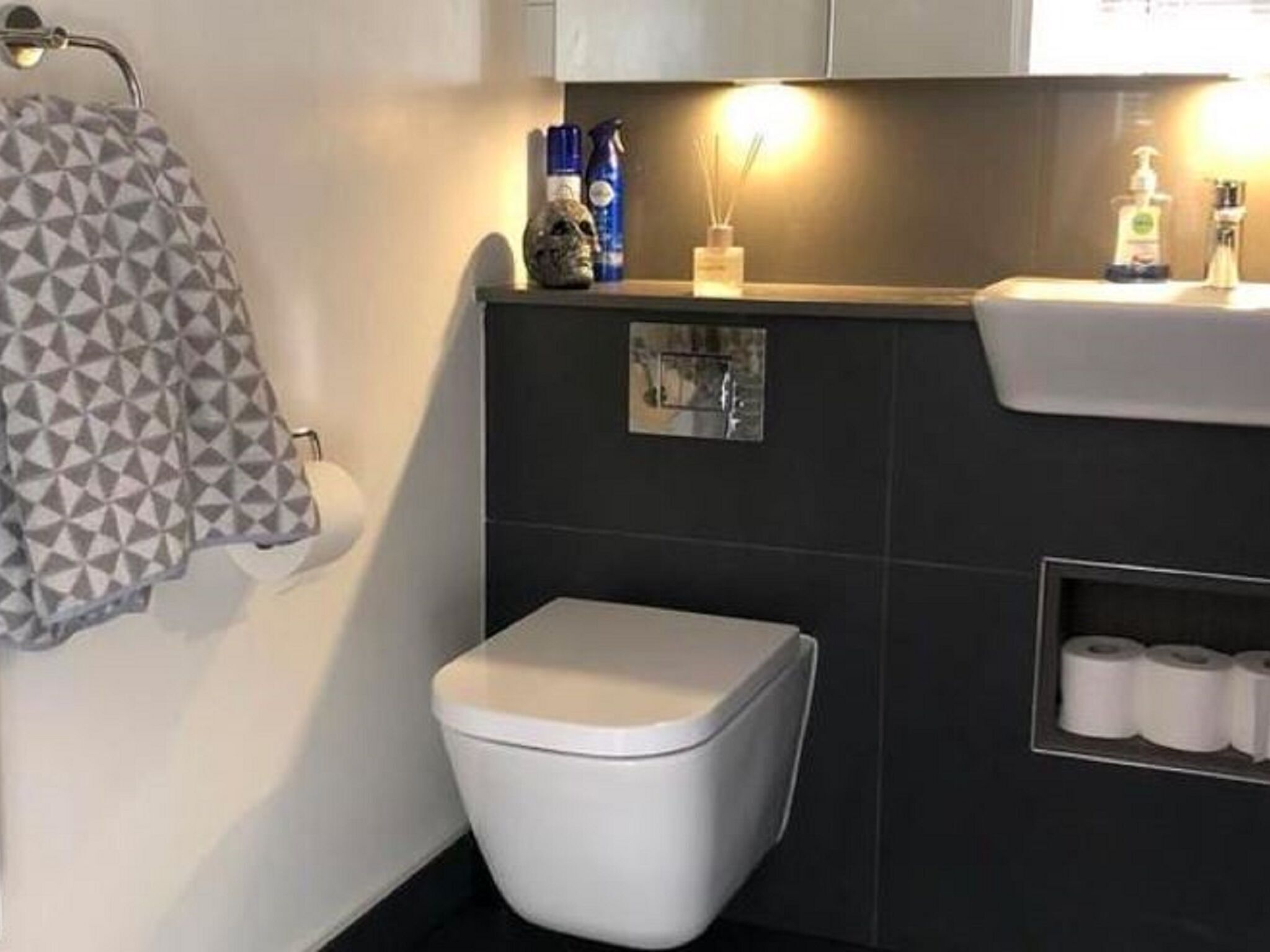 House | Bathroom | Combined shower/bathtub, towels