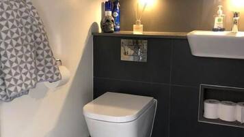 House | Bathroom | Combined shower/bathtub, towels