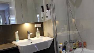 House | Bathroom | Combined shower/bathtub, towels
