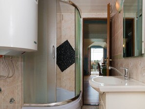 Apartment | Bathroom | Bathtub, towels