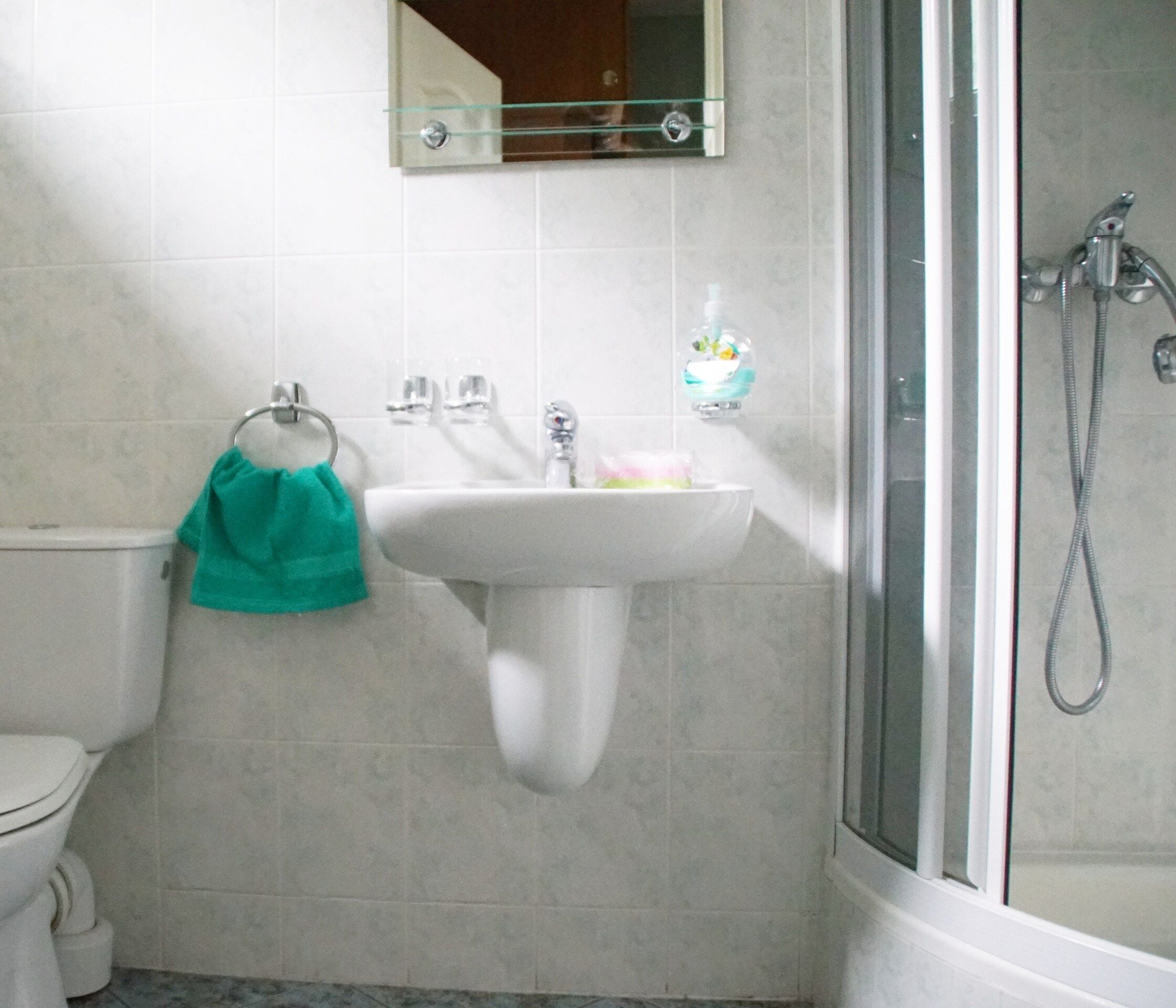 Un bagno con WC, lavandino e doccia.