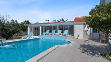 House | Kolam renang | Kolam renang tertutup, kolam renang terbuka