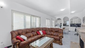 House | Ruang tamu | Pendiangan