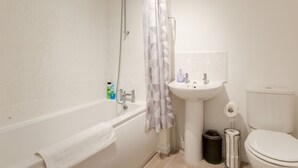 House | Bathroom | Combined shower/bathtub - Simplistic Holiday Home in Cheltenham With Garden (Cheltenham)