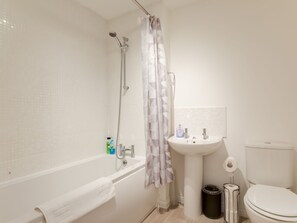 Ferienhaus | Badezimmer | Duschwanne