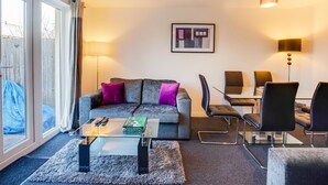 House | Living room - Simplistic Holiday Home in Cheltenham With Garden (Cheltenham)