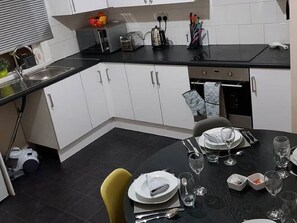 Fridge, microwave, stovetop, electric kettle - Classic Apartment in Leeds near Roundhay Park (Leeds)