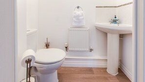 Huis | Badkamer | Een bad, handdoeken