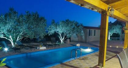 Alluring Holiday Home in Pakoštane With Swimming Pool