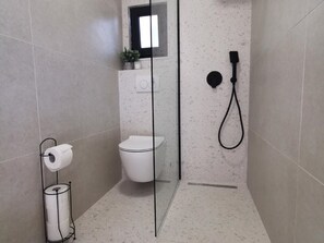 Mobile Home | Bathroom | Shower, towels