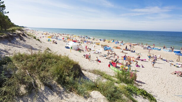 A beach with tents and people. - Holiday Home near Sea (Mielno)