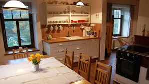 Ferienhaus | Eigene Küche | Wasserkocher mit Kaffee-/Teezubehör, Kühlschrank, Ofen, Herdplatte