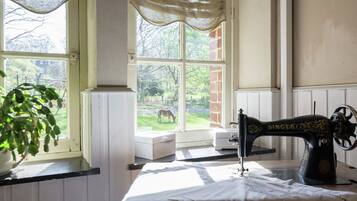 House | 6 bedrooms, individually furnished