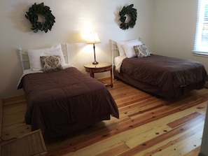 3 bedrooms, iron/ironing board, bed sheets - Treehouse in Coosawatee River Resort (Ellijay)