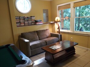 Smart TV, fireplace, DVD player, video library - Treehouse in Coosawatee River Resort (Ellijay)