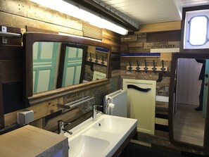 Mobile Home | Bathroom - Boat Getaway Near Lake (Houthulst)