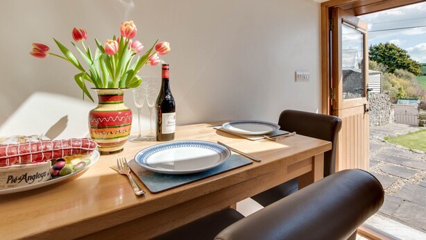 Fridge, microwave, oven, stovetop - Romantic Holiday Home in Croyde near Beach (Braunton)