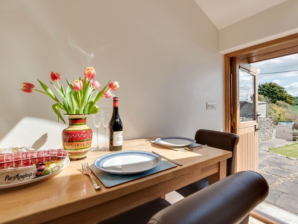 Fridge, microwave, oven, stovetop - Romantic Holiday Home in Croyde near Beach (Braunton)