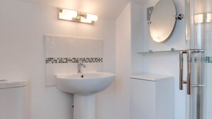 Shower, towels - Romantic Holiday Home in Croyde near Beach (Braunton)