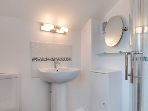Shower, towels - Romantic Holiday Home in Croyde near Beach (Braunton)